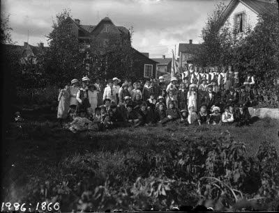 Ungdomskör hos Svedberg? Oidentifierade.