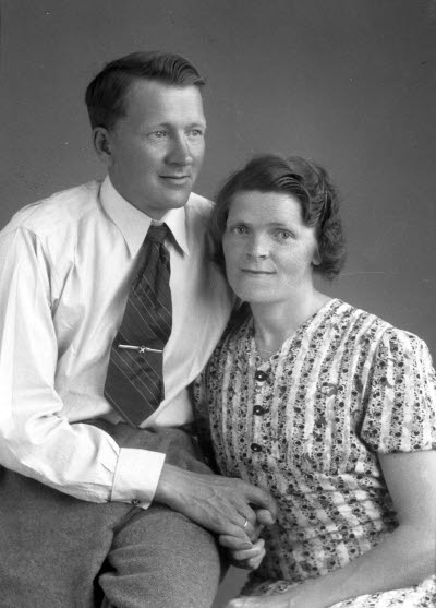 Porträtt av ett par; en herre och en dam. Ateljefoto,