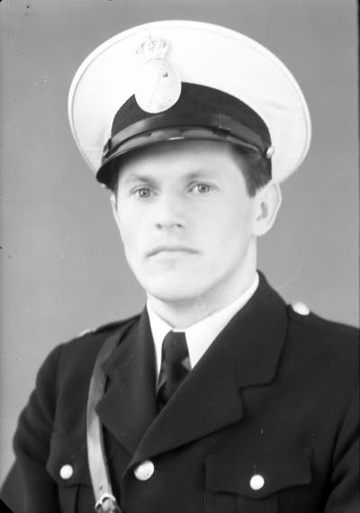 Poliskonstapel; porträtt av en herre i polisuniform.