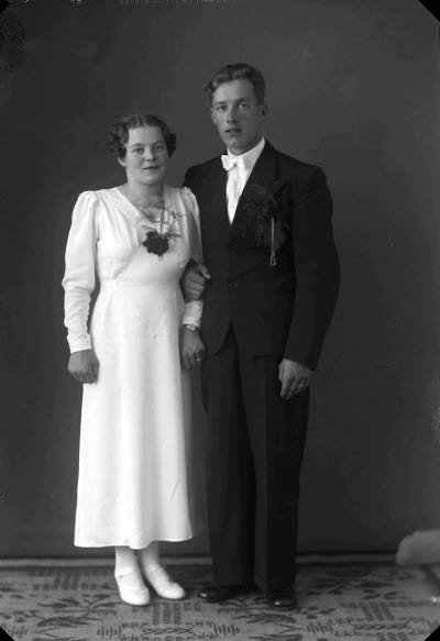 Porträtt av ett brudpar. Ateljefoto.