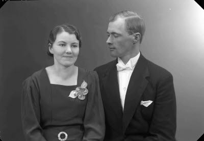 Porträtt av ett brudpar. Ateljefoto.