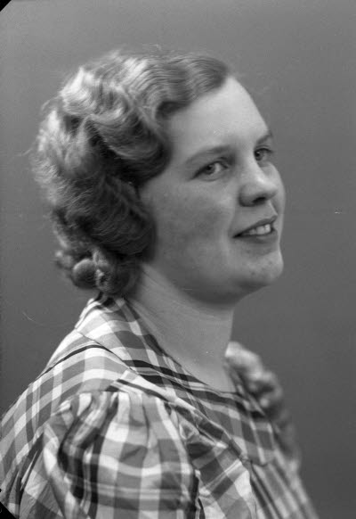 Porträtt av en dam. Ateljefoto.