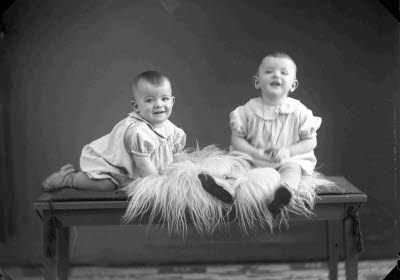 Porträtt av två barn. Ateljefoto.