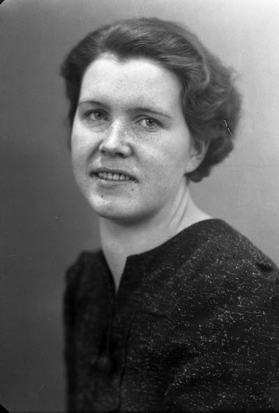 Porträtt av en dam. Ateljefoto.