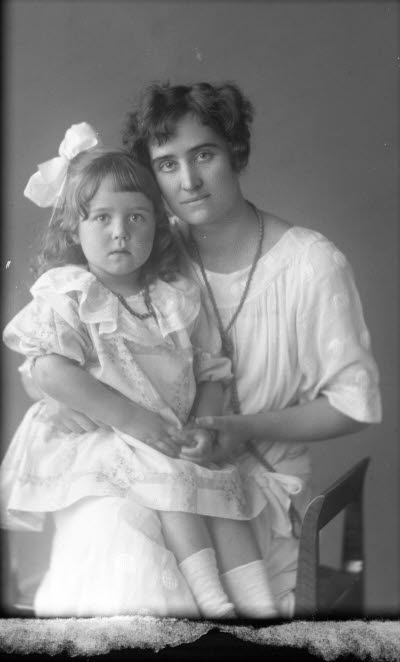 Porträtt av en kvinna och ett barn, flicka. Ateljefoto.