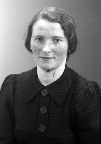 Porträtt av en dam. Ateljefoto.