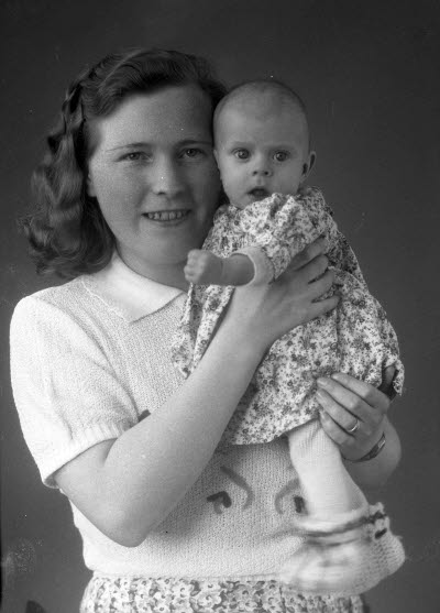 Porträtt av en dam och ett barn; mor och barn. Ateljefoto.