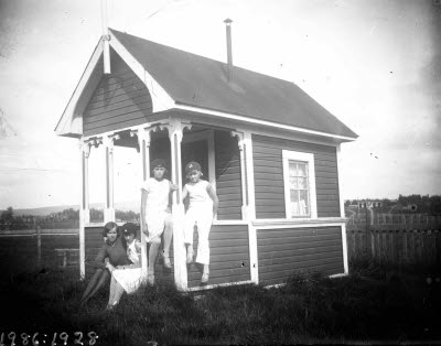 Exteriör; fyra flickor. Oidentifierade.