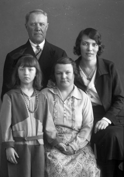 Porträtt av en herre, två damer och en flicka. Ateljefoto.