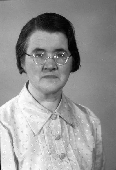 Porträtt av en dam. Ateljefoto.