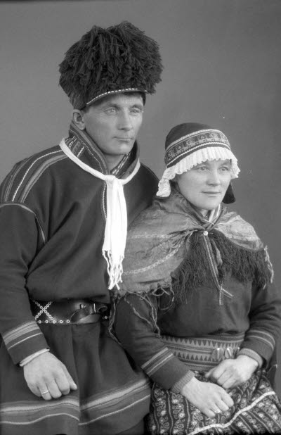 Porträtt av ett par i samedräkter. Ateljefoto.