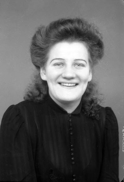 Porträtt av en dam. Ateljefoto.