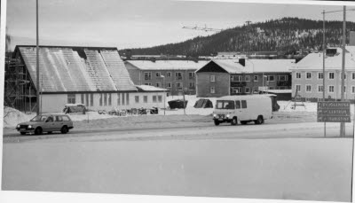 Pingstkyrkan, Klockljungsvägen, Gällivare. Bilar, Parkgatan.