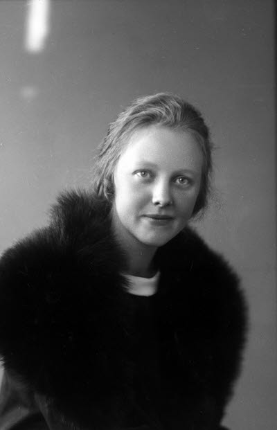 Porträtt av en dam. Ateljefoto.