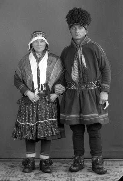 Porträtt av ett par i samedräkter. Ateljefoto.