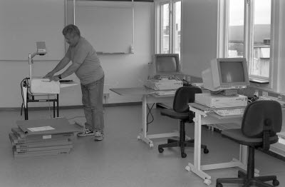 Inredning av nytt datarum för utbildningar.