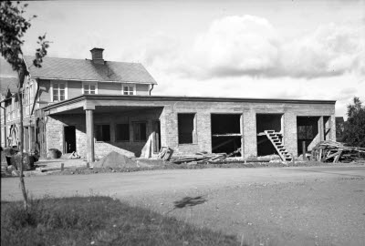 Lasarettsgatan/Hantverkaregatan. Gummiverkstaden under byggnation; senare Philipssons bilaffär.