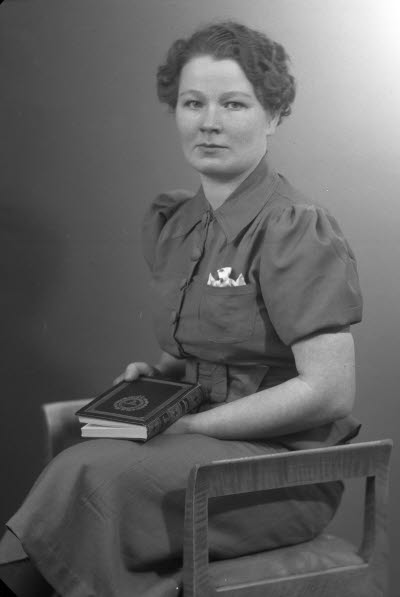 Porträtt av en dam. Ateljefoto.