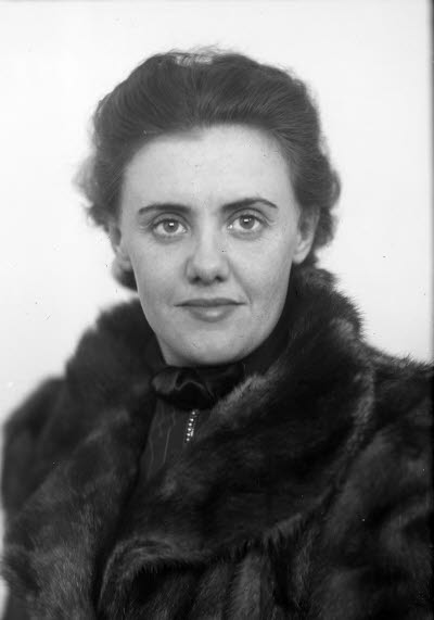 Porträtt av en dam. Ateljefoto.