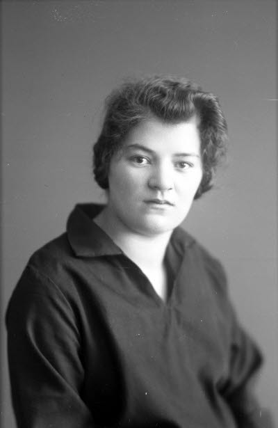 Porträtt av en dam. Ateljefoto.