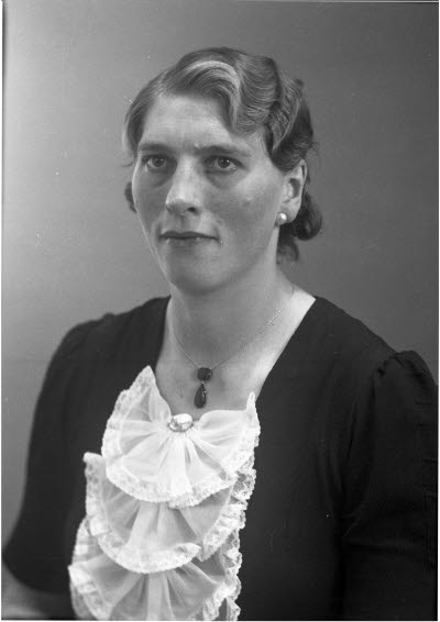 Porträtt av en dam. Ateljefoto.