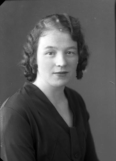 Porträtt av en dam. Ateljefoto.