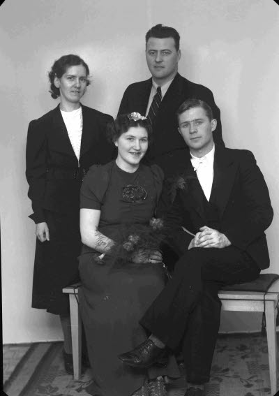 Porträtt av ett brudpar samt en herre och en dam. Ateljefoto.