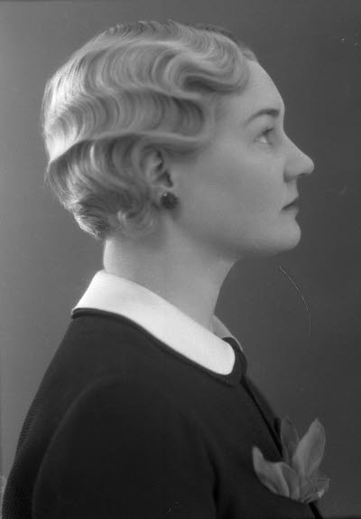 Porträtt av en dam. Ateljefoto.