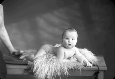 Porträtt av ett barn. Ateljefoto.