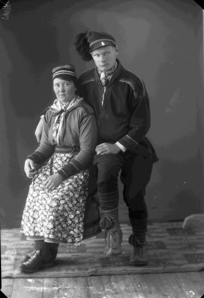 Porträtt av ett par i samedräkter. Ateljefoto.