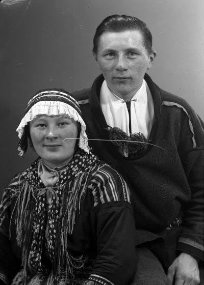 Porträtt av ett par i samedräkter. Ateljefoto.