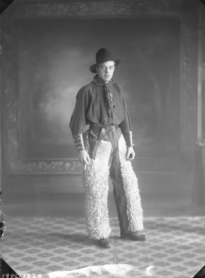 Porträtt av en herre i cowboy mundering. Ateljefoto.