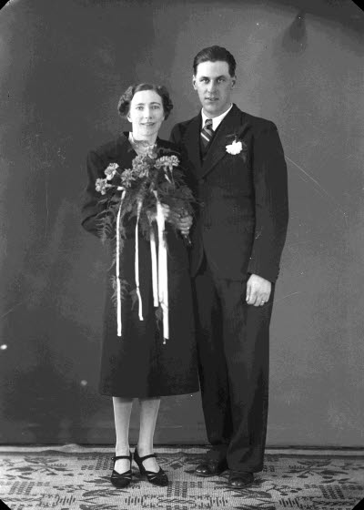 Porträtt av ett brudpar. Ateljefoto.