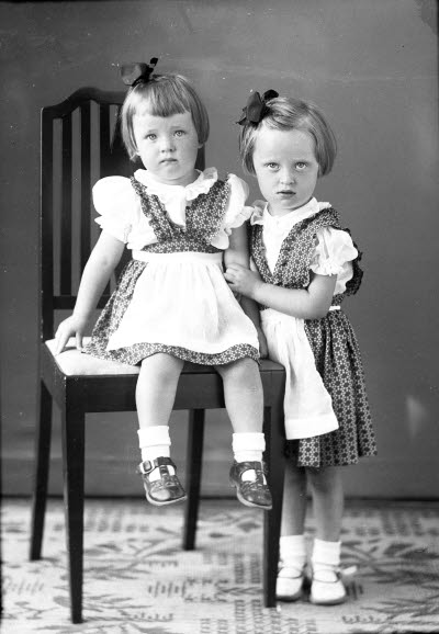 Porträtt av två barn.