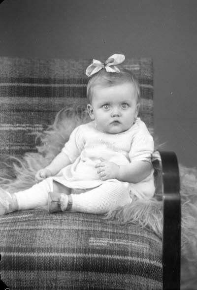 Porträtt av ett barn, en flicka. Ateljefoto.