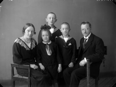 Porträtt av familj. Ateljefoto.