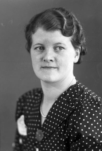 Porträtt av en dam. Ateljefoto.