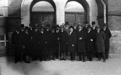 Gruppbild: skollärare framför Centralskolan. Oidentifierade.