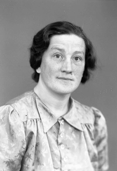 Porträtt av en dam. Ateljefoto.