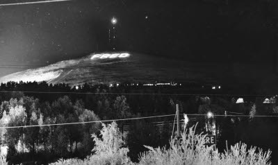 Gällivare. Dundret med lampor som bildar texten/budskapet "FRED" under Top of Europe, alpina världscuptävlingarna; World Cup 1983.