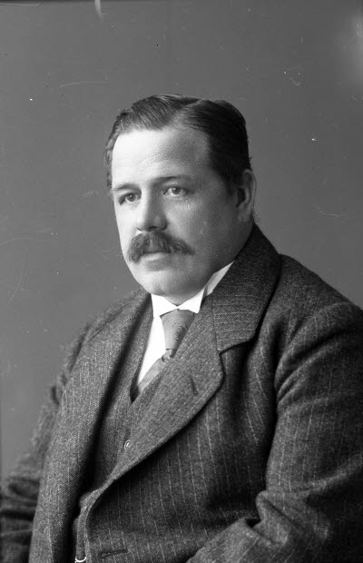 Porträtt av en herre. Ateljefoto.