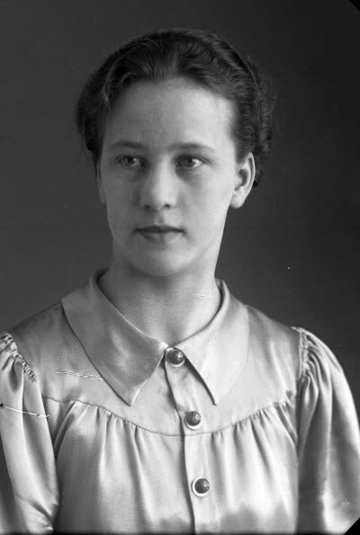 Porträtt av en dam. Ateljefoto.