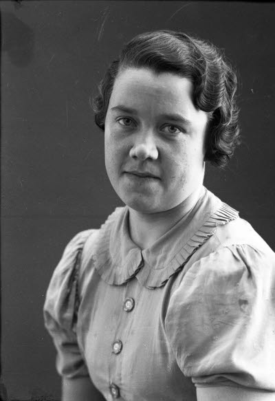 Porträtt av en dam. Ateljefoto.