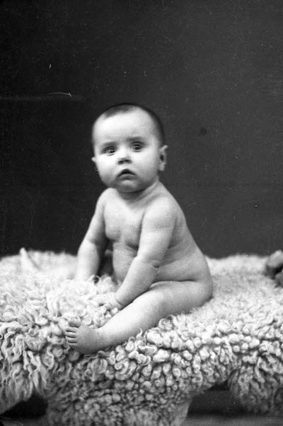 Porträtt av ett barn. Ateljefoto.