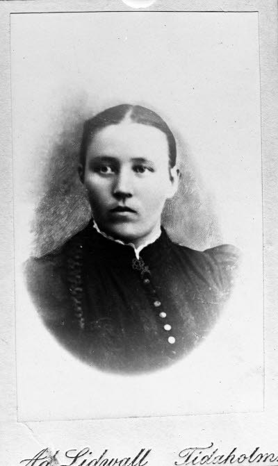 Porträtt av en dam. Ateljefoto.