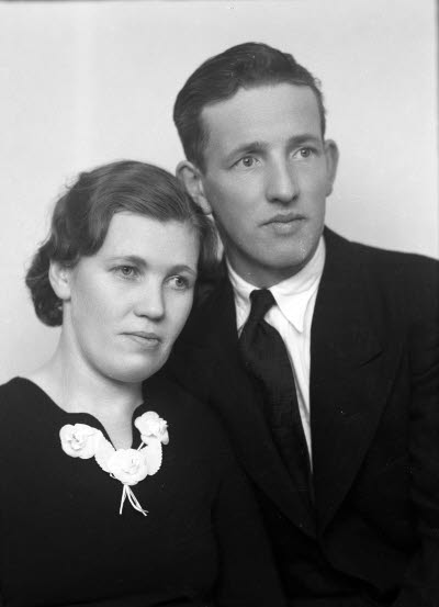 Porträtt av ett par; en herre och en dam. Ateljefoto.