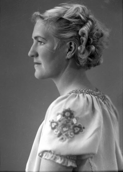 Porträtt av en dam. Ateljefoto.