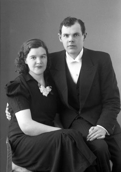 Porträtt av ett par; en herre och en dam. Ateljefoto.