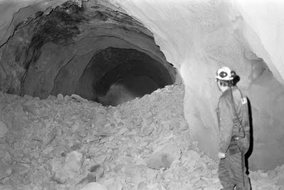 Natten mot den 9 mars 1993. Genomslag i snedbana 600-815 m nivån,730 m.avv,t.h. i bild Jan Olsson.