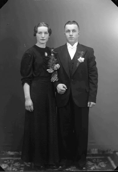 Porträtt av ett brudpar. Ateljefoto.